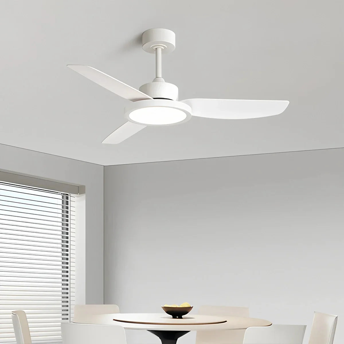 Moderní bílé stropní ventilátory se světly a dálkovým ovládáním | Lersk