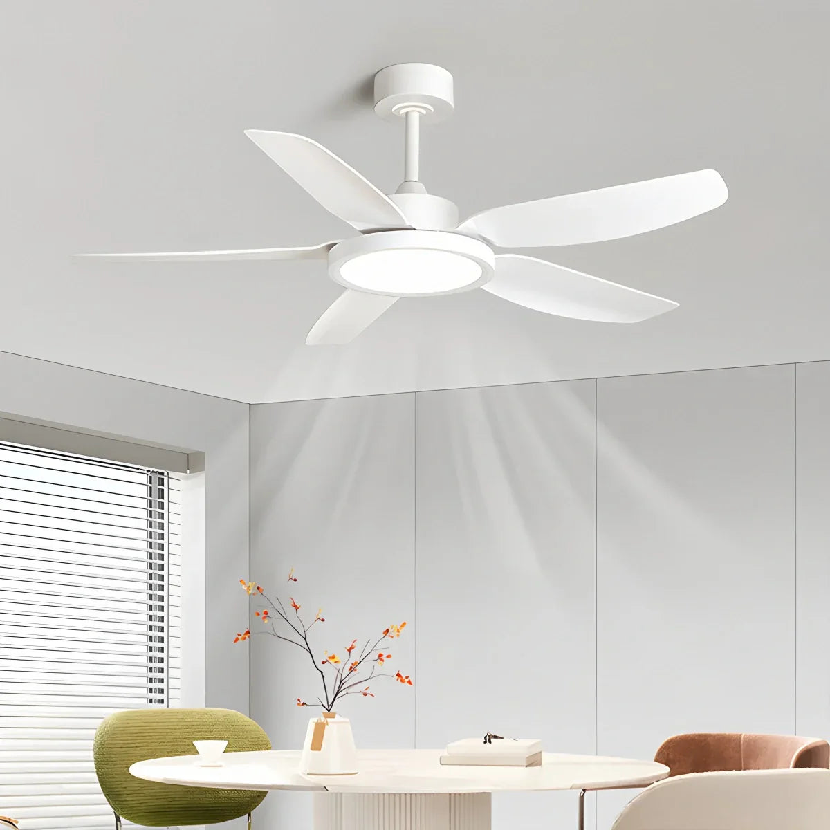 Moderní bílé stropní ventilátory se světly a dálkovým ovládáním | Lersk
