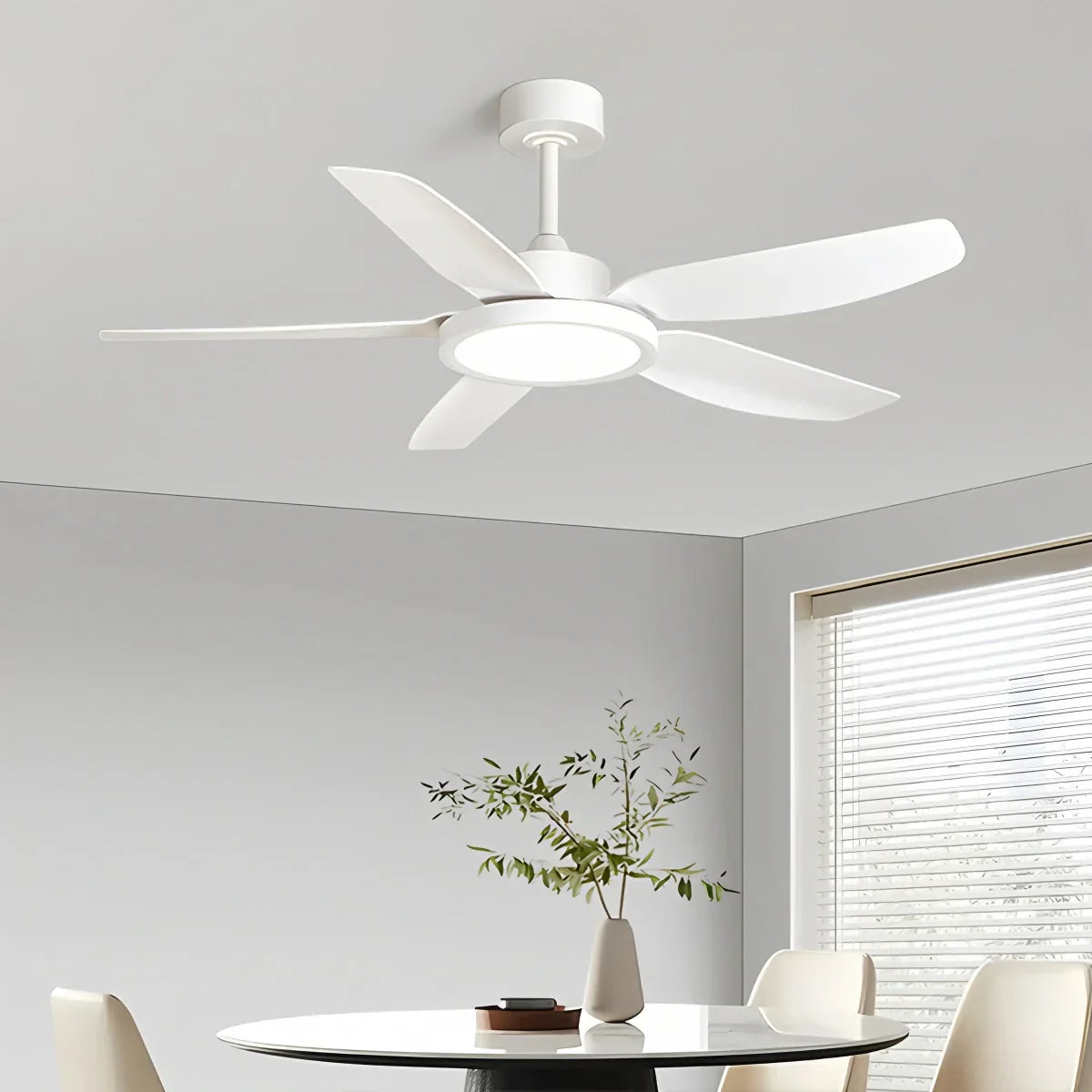 Moderní bílé stropní ventilátory se světly a dálkovým ovládáním | Lersk
