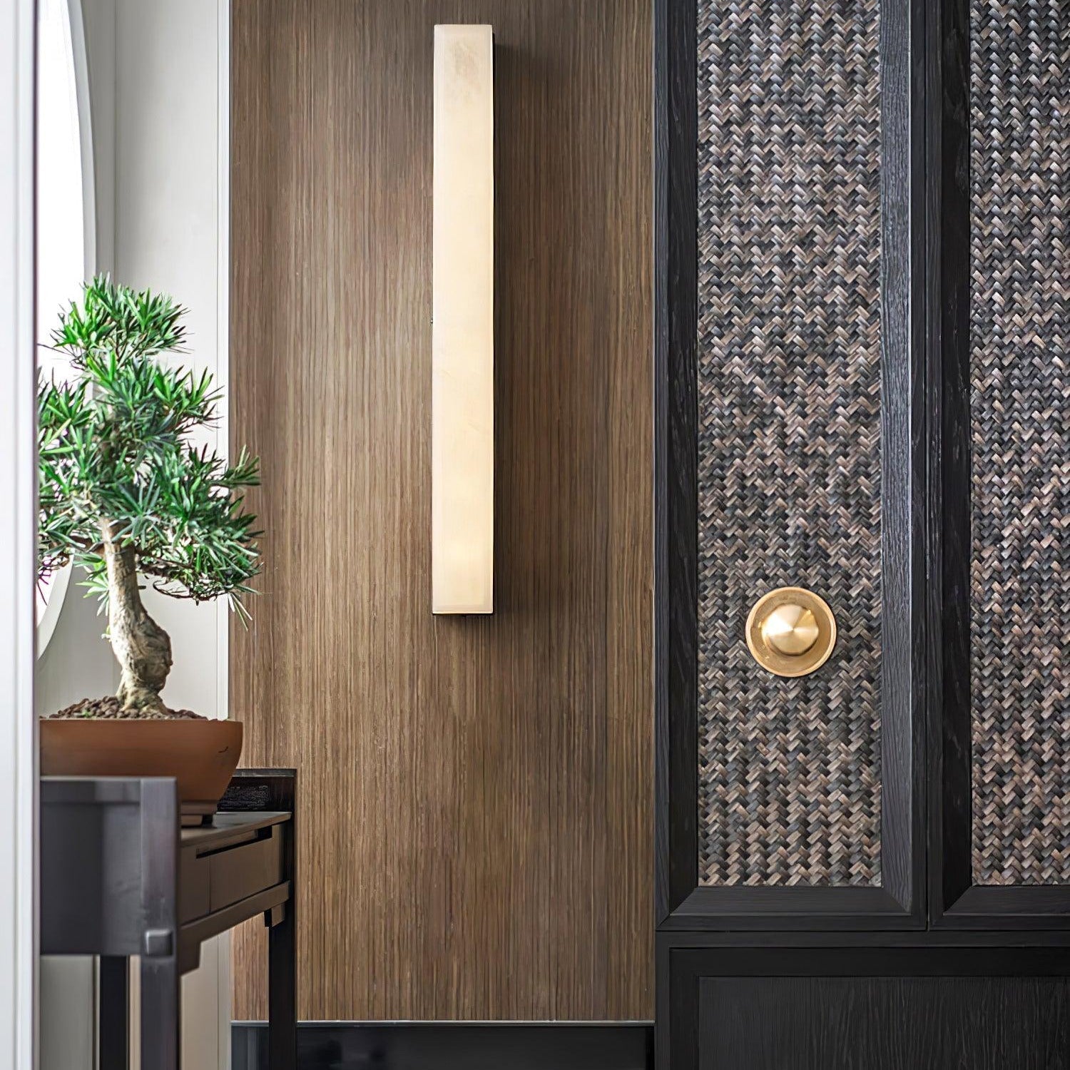 Lyra Brass Alabaster Wall Lamp Modern Vertical for Bedroom | Lersk