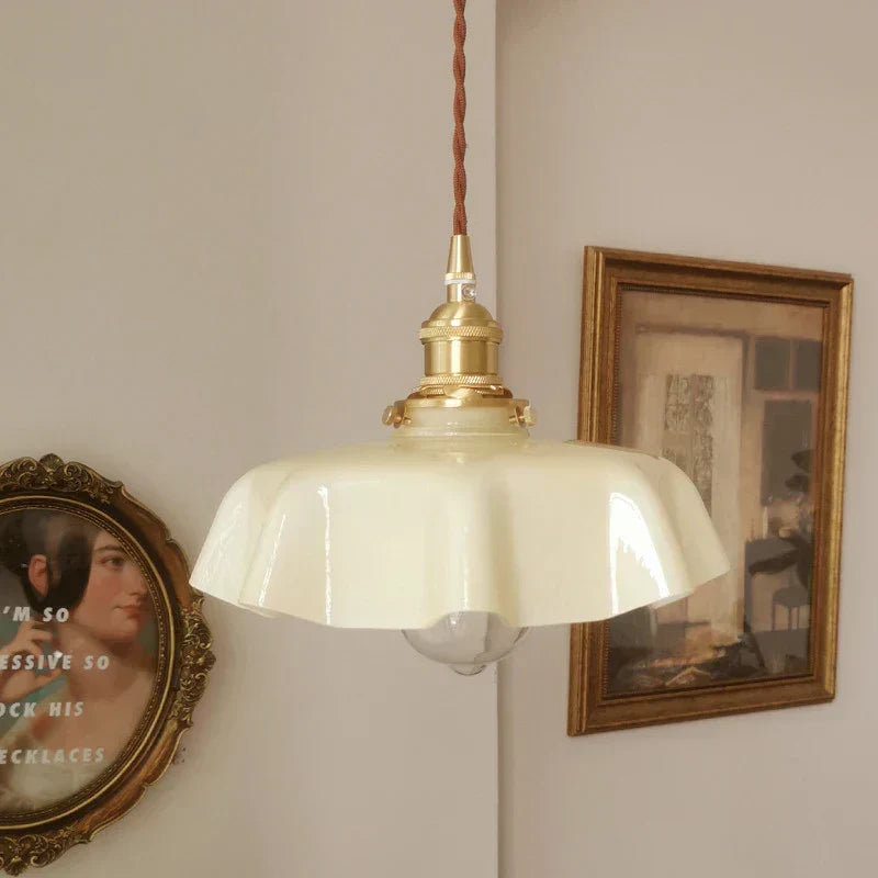 Lampada a sospensione in ottone aureo per interni senza tempo a casa | Lersk