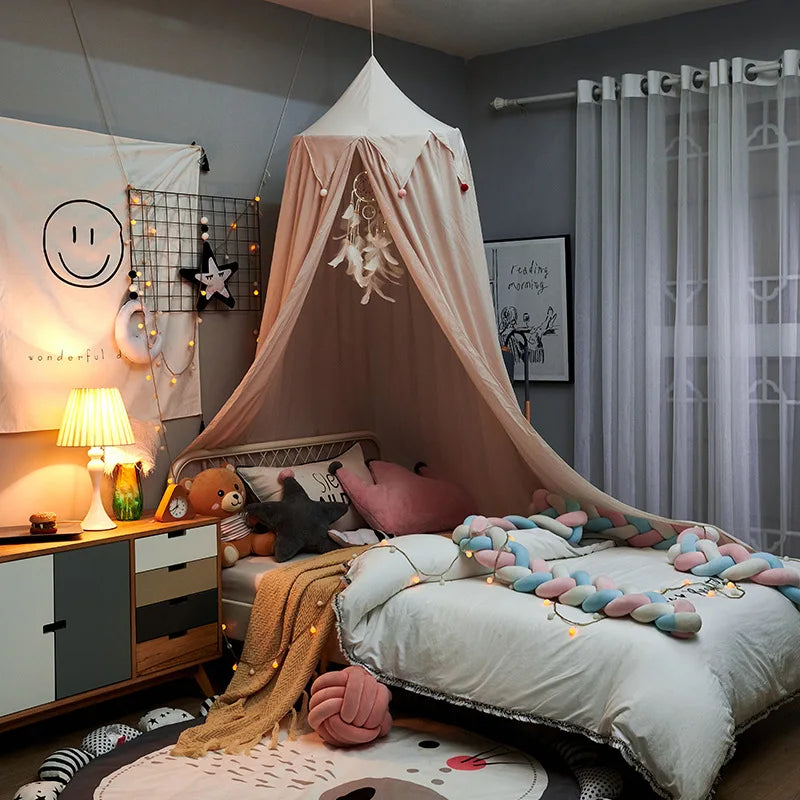 Baldaquin pour lit d'enfant LumaNest avec pompons en blanc, rose et gris | Lersk