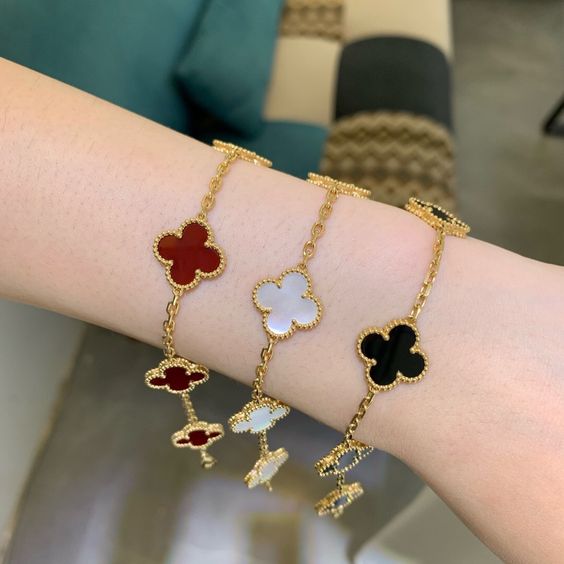 Pulseira Liora Clover com Quatro Charms Florais em Aço Inoxidável Banhado a Ouro 14K | Lersk