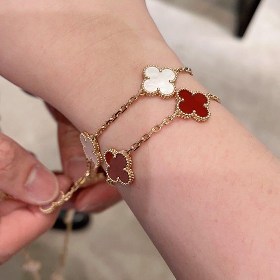 Pulseira Liora Clover com Quatro Charms Florais em Aço Inoxidável Banhado a Ouro 14K | Lersk