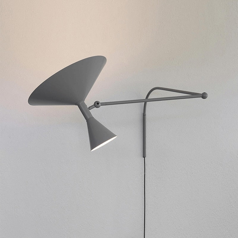 Lampada da parete NovaSwing con braccio oscillante e spina per decorazione camera da letto | Lersk