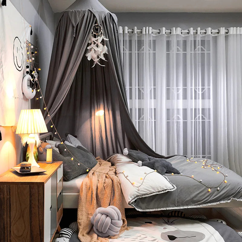 Baldaquin pour lit d'enfant LumaNest avec pompons en blanc, rose et gris | Lersk