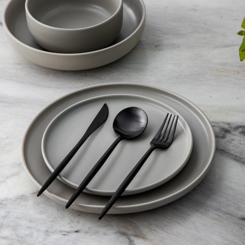 Minimalistická sada příborů pro moderní stolování s elegantními čistými liniemi | Lersk