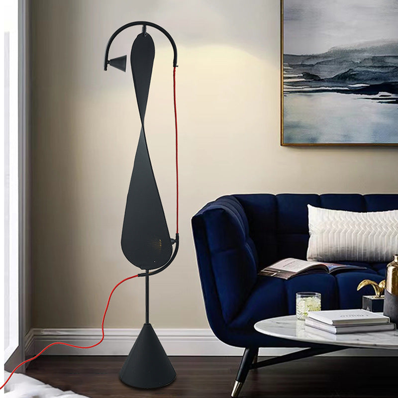 Moderne künstlerische Stehlampe in schwarzer skulpturaler Form | Lersk