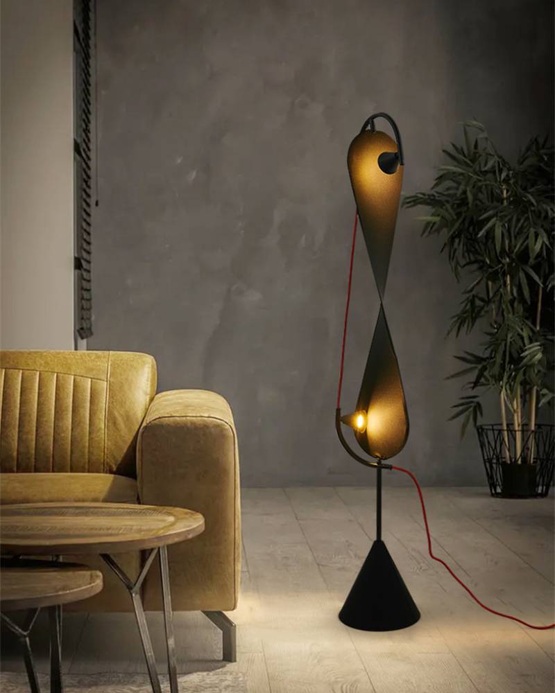 Moderne künstlerische Stehlampe in schwarzer skulpturaler Form | Lersk