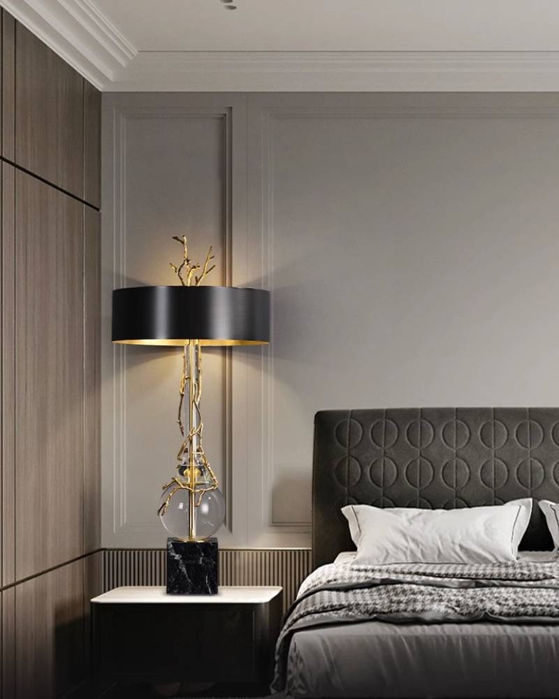Lampada da tavolo con base in marmo elegante e paralume nero - Illuminazione moderna di design | Lersk