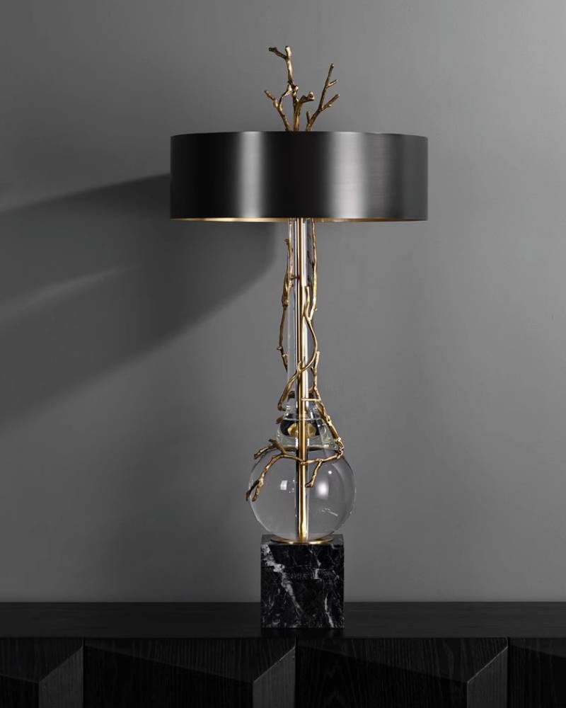 Lampada da tavolo con base in marmo elegante e paralume nero - Illuminazione moderna di design | Lersk