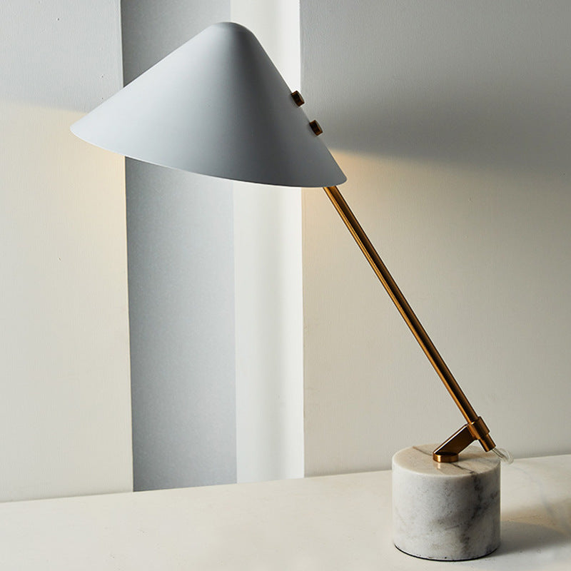 Elegante Tischlampe mit Marmorfuß, moderner Messing-Schreibtischleuchte | Lersk