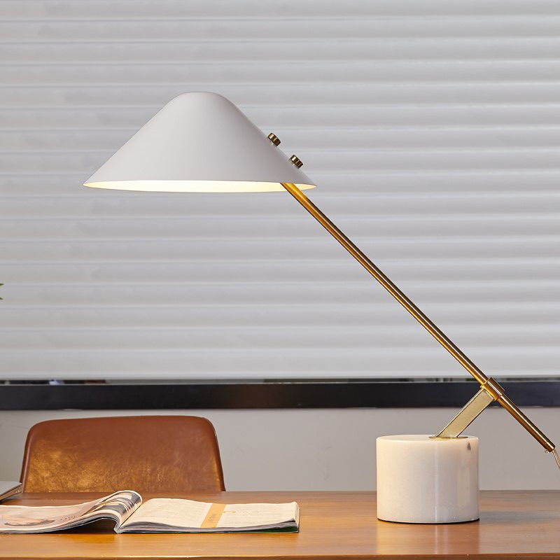 Elegante Tischlampe mit Marmorfuß, moderner Messing-Schreibtischleuchte | Lersk
