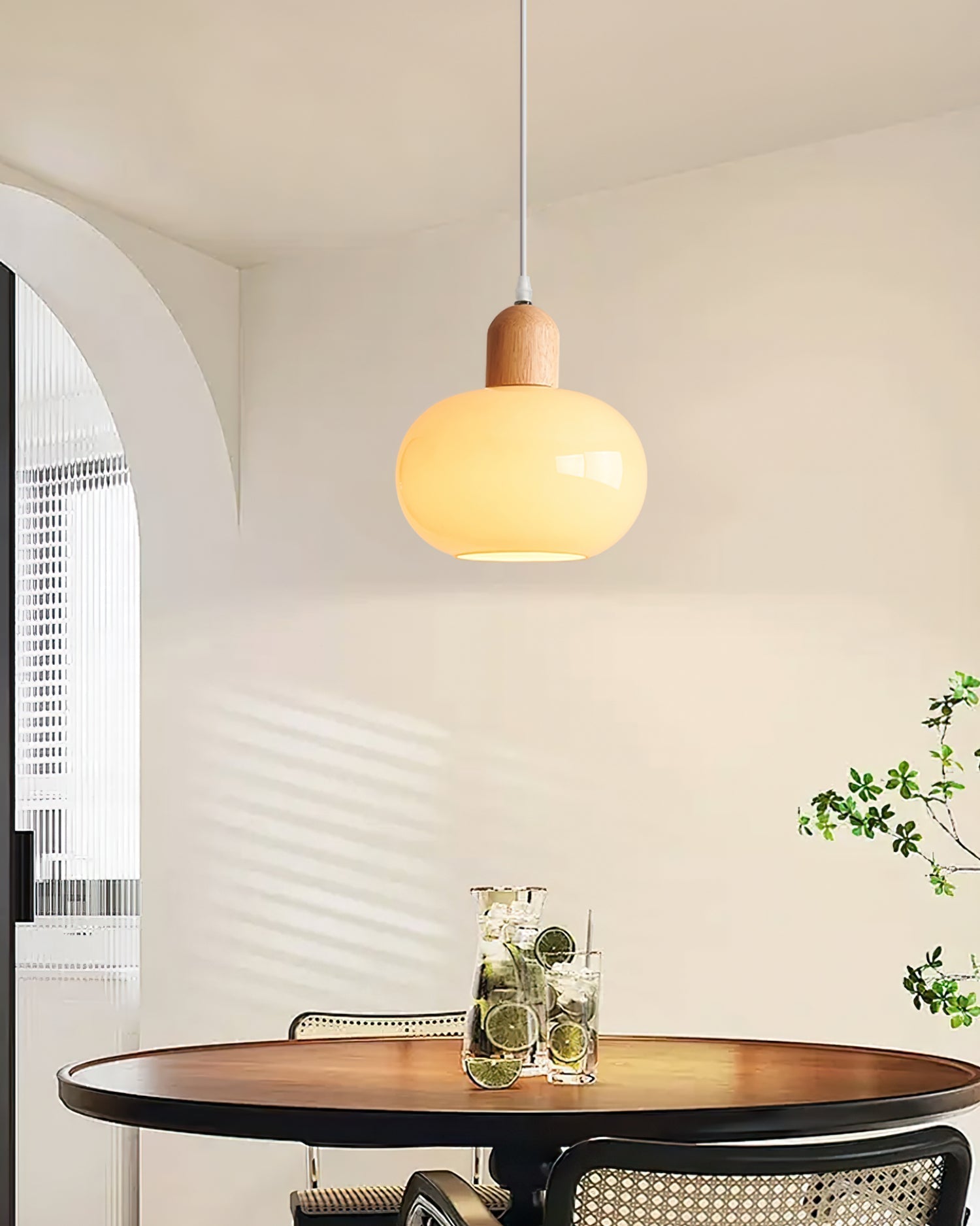 Závěsná skleněná lampa Mellow pro jídelní prostor | Lersk