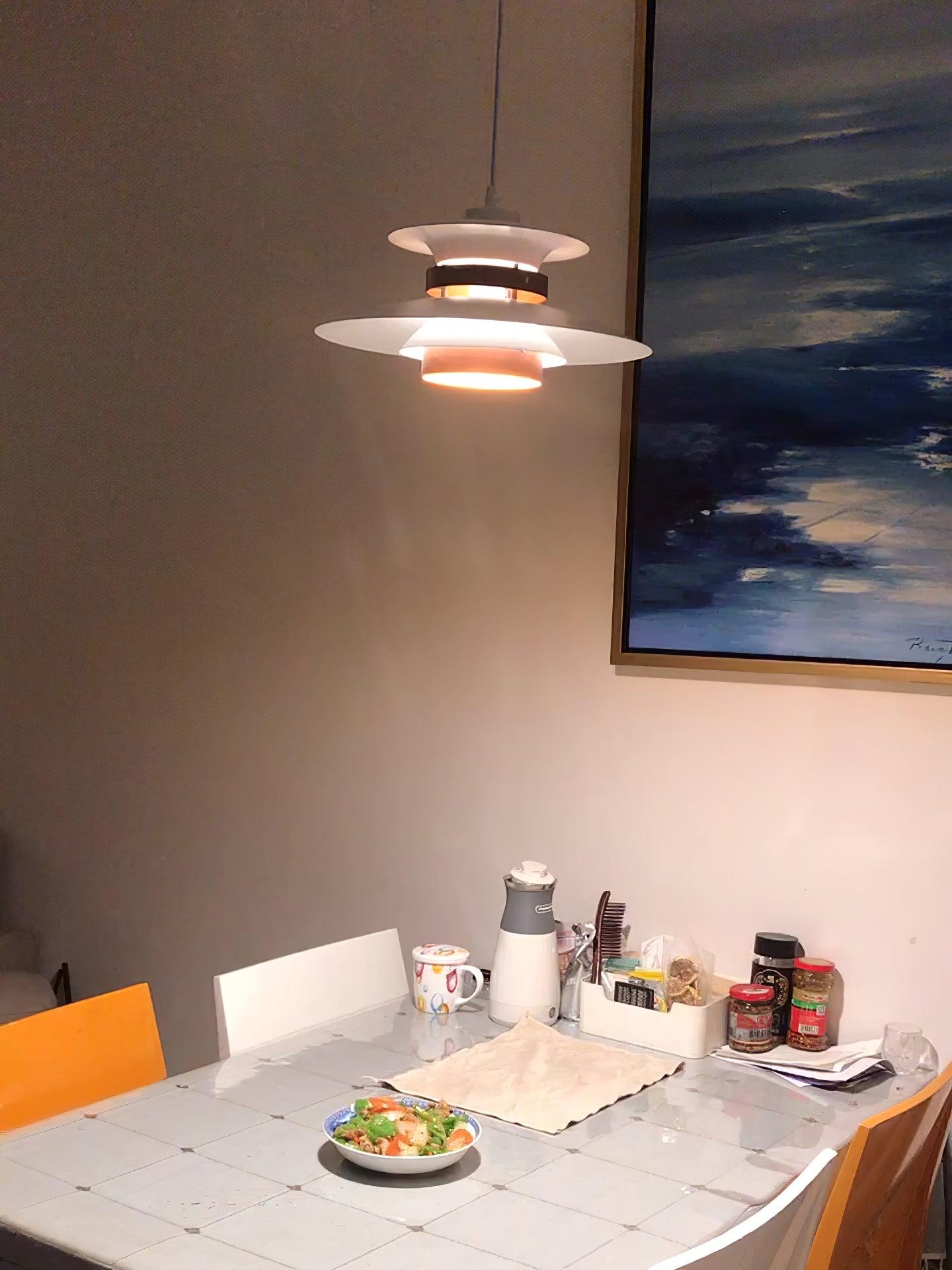 Aurellon | Elegantní závěsná lampa pro nadčasové interiéry | Lersk