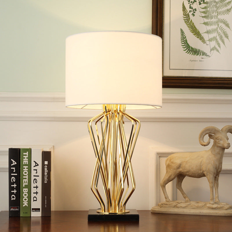 Zlatá luxusní stolní lampa pro moderní osvětlení u postele a obývacího pokoje | Lersk