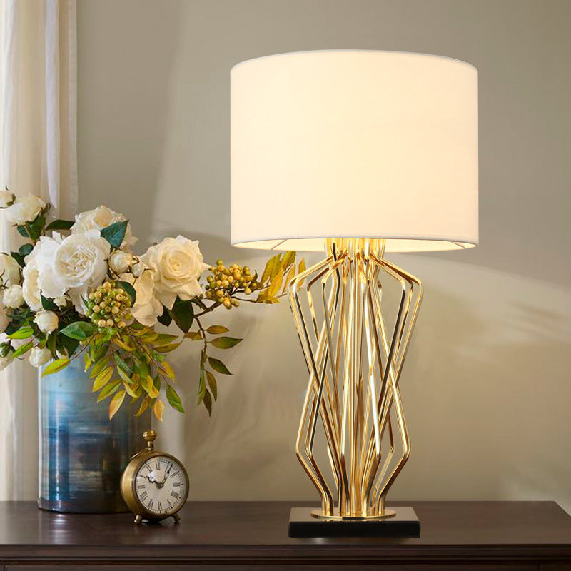 Zlatá luxusní stolní lampa pro moderní osvětlení u postele a obývacího pokoje | Lersk