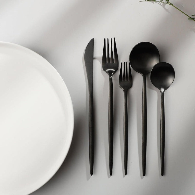Minimalistická sada příborů pro moderní stolování s elegantními čistými liniemi | Lersk