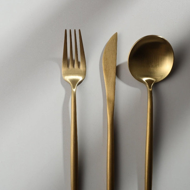 Minimalistická sada příborů pro moderní stolování s elegantními čistými liniemi | Lersk