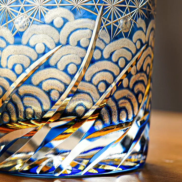 Kirrea handgefertigtes Whiskyglas in Blau und Bernstein mit Holzkiste | Lersk