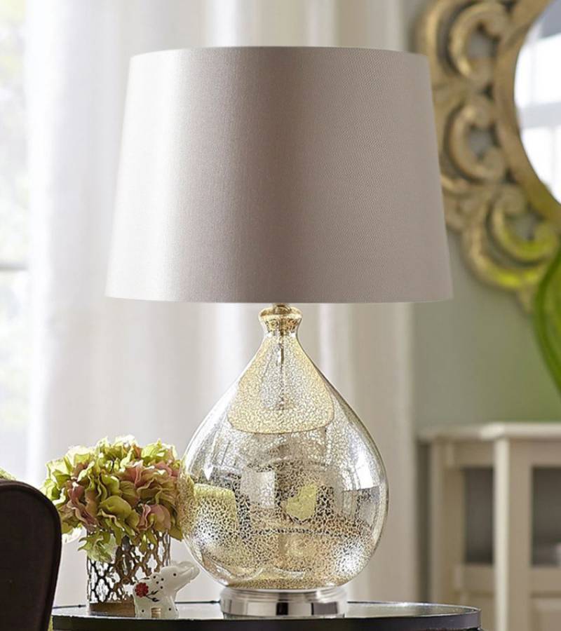 Glas-Tischlampe mit Stoffschirm für moderne Wohnraumbeleuchtung | Lersk