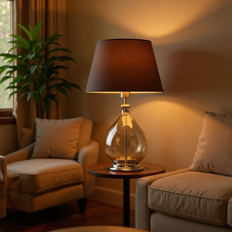 Glas-Tischlampe mit Stoffschirm für moderne Wohnraumbeleuchtung | Lersk