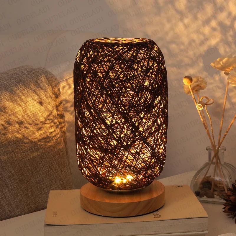 LioraRattan bordlampe med vævet rebskærm og træfod | Lersk