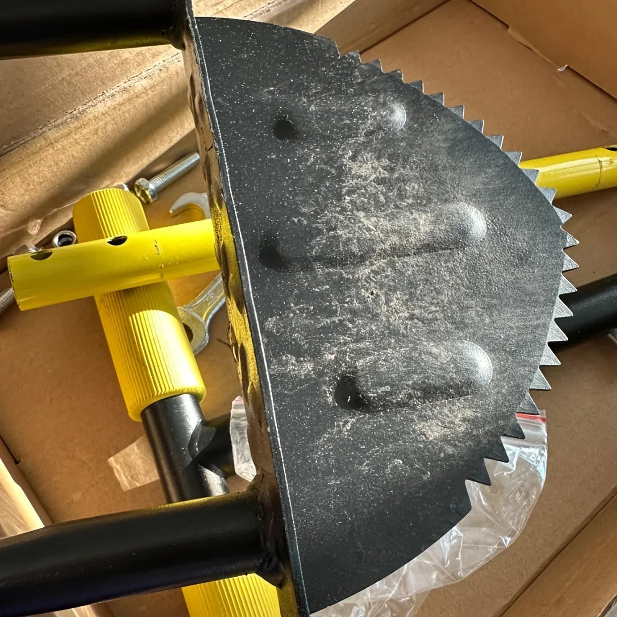 محدد حواف العشب EdgeMaster بتصميم نصف دائري وحافة متموجة لحواف وأحواض عشب نظيفة | Lersk