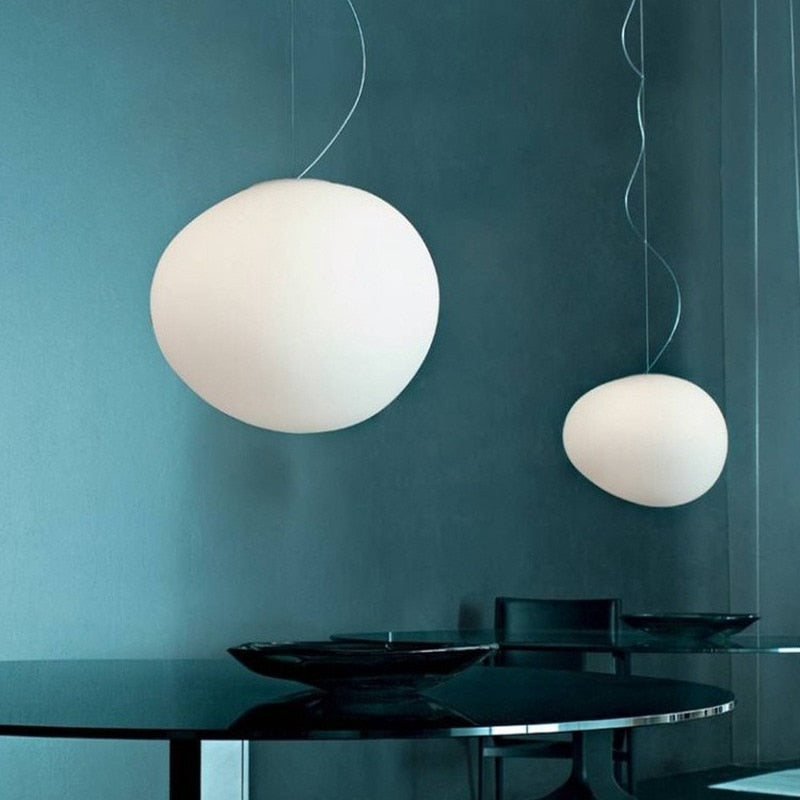 Lampada a sospensione Georg in vetro soffiato a mano, illuminazione elegante e moderna per arredamento casa contemporaneo | Lersk