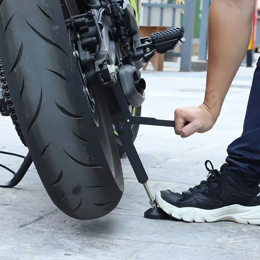 Univerzální stojan na zadní kolo motocyklu s nastavením výšky a samo-zajišťovacím designem | Lersk