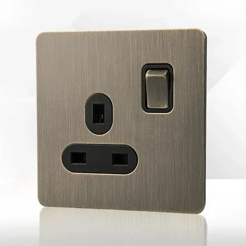 מתג קיר מתכתי רטרו עם שקע ויציאת טעינת USB | Lersk