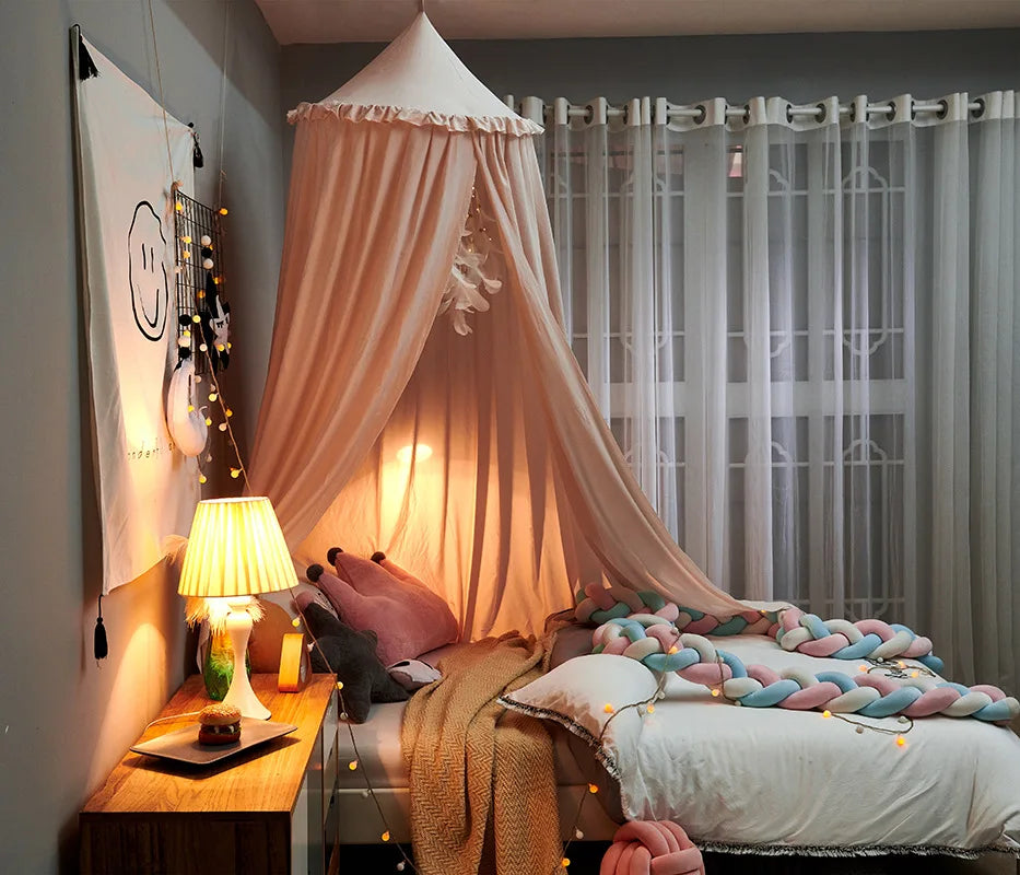 Baldaquin pour lit d'enfant LumaNest avec pompons en blanc, rose et gris | Lersk