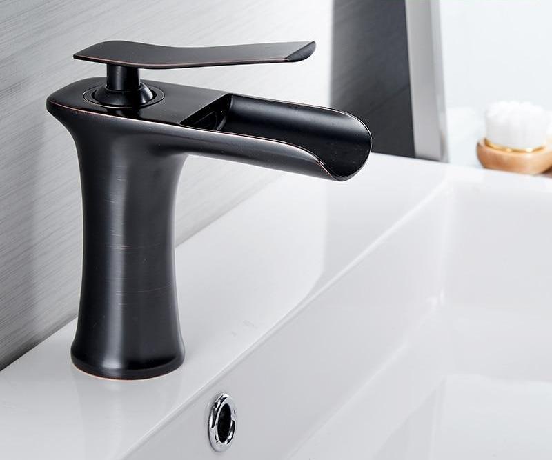 Rubinetto per lavabo a cascata in ottone cromato con doppie tubazioni | Lersk