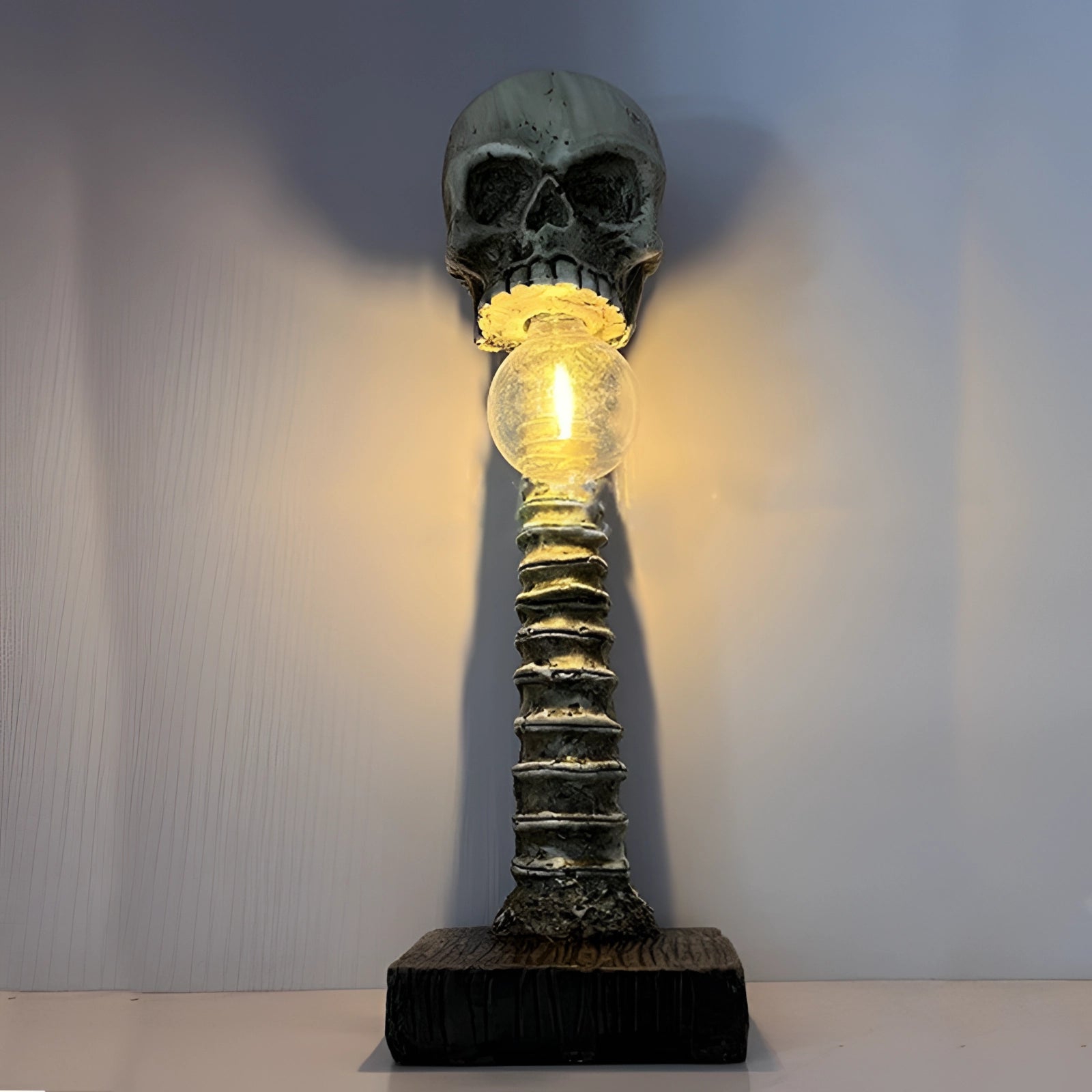 Lampa Dreadspire Lebka a Páteř s LED Očima pro Gotiky | Lersk