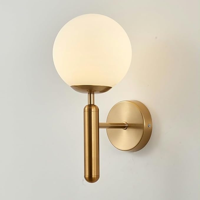 Aplique de Parede LED Kestrel com Globo de Vidro Leitoso, Acabamento em Latão Escovado, Estilo Moderno de Meados do Século | Lersk