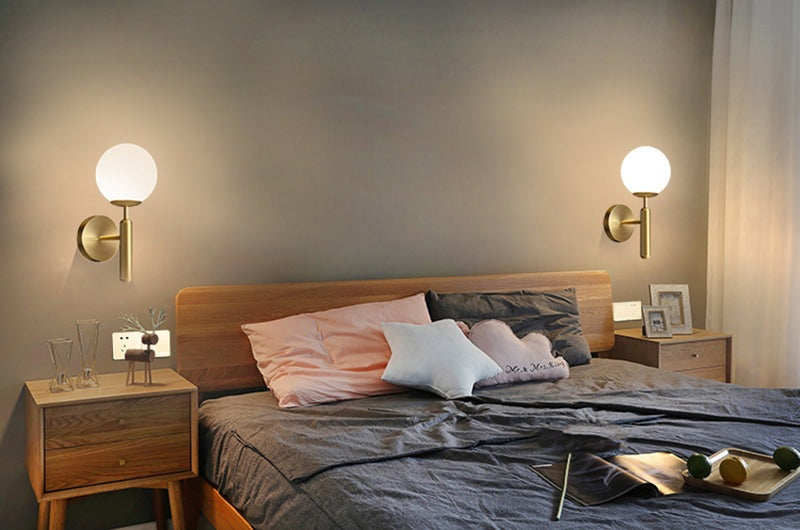 Aplique de Parede LED Kestrel com Globo de Vidro Leitoso, Acabamento em Latão Escovado, Estilo Moderno de Meados do Século | Lersk