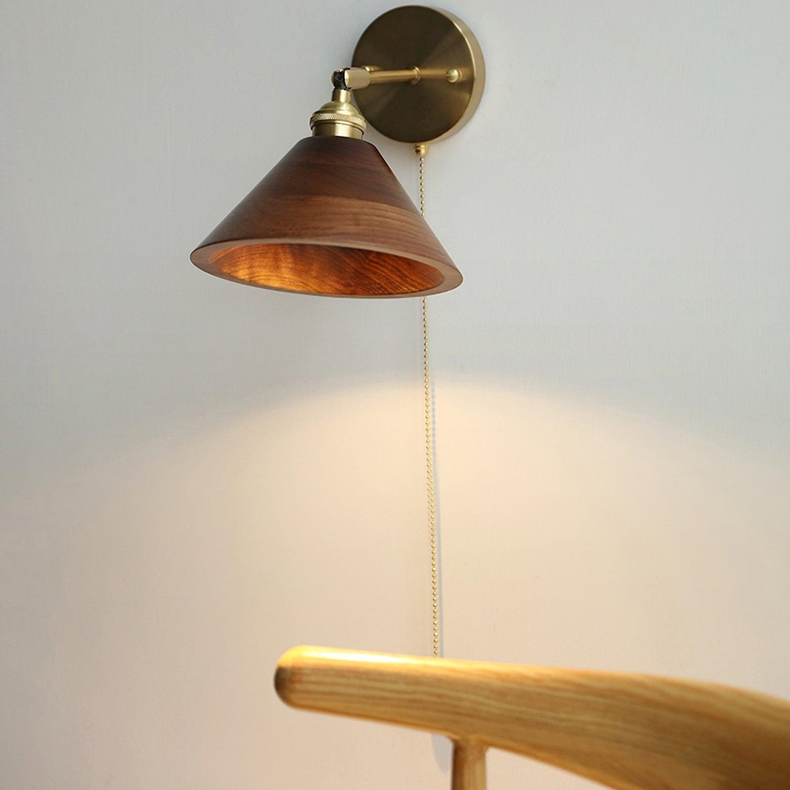 Aureo Vintage-Style Wood Wall Lamp with Pull Chain Switch | Lersk