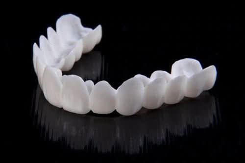 SmileFlex-Prothese mit weißen Dental-Linsen für eine natürliche Passform, leichte und wiederverwendbare tägliche Prothese | Lersk