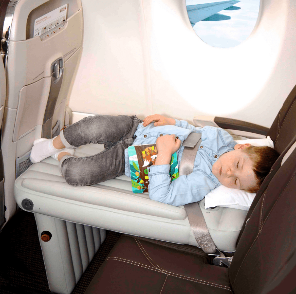 Cestovní nafukovací postýlka CloudNap pro děti – pohodlí při cestování letadlem CloudNap Travel Bed | Lersk