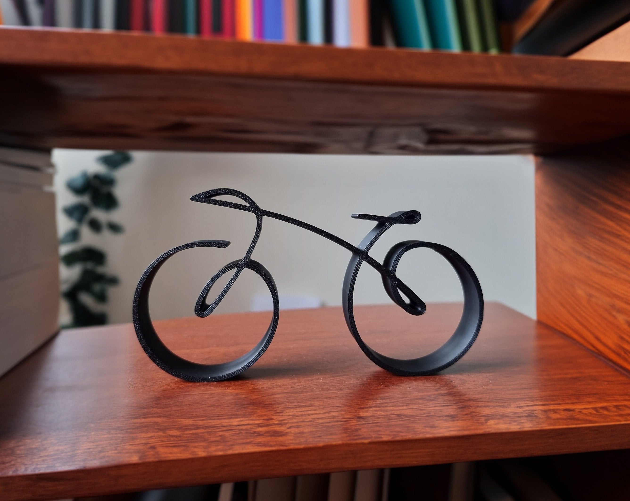 Elegantní minimalistická socha kola ve stylu drátěného rámu pro dekoraci na stůl a dárek pro cyklistu | Lersk