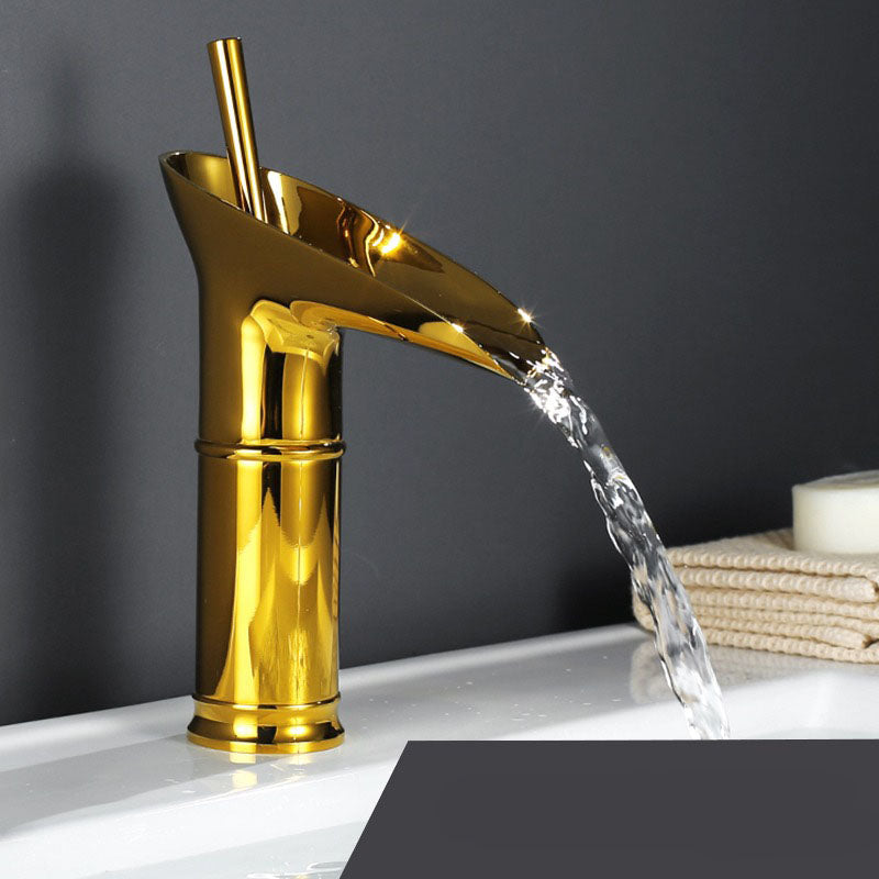 Rubinetto da bagno a cascata antico, flusso lussuoso per proprietari di casa | Lersk