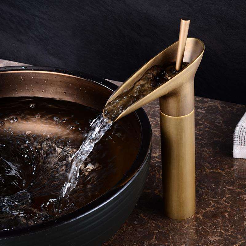 Rubinetto da bagno a cascata antico, flusso lussuoso per proprietari di casa | Lersk
