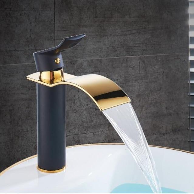 NovaFlow Gold- und Weiß-Wasserfall-Terrassenarmatur mit Einhebelgriff | Lersk