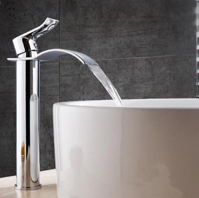 NovaFlow Gold- und Weiß-Wasserfall-Terrassenarmatur mit Einhebelgriff | Lersk