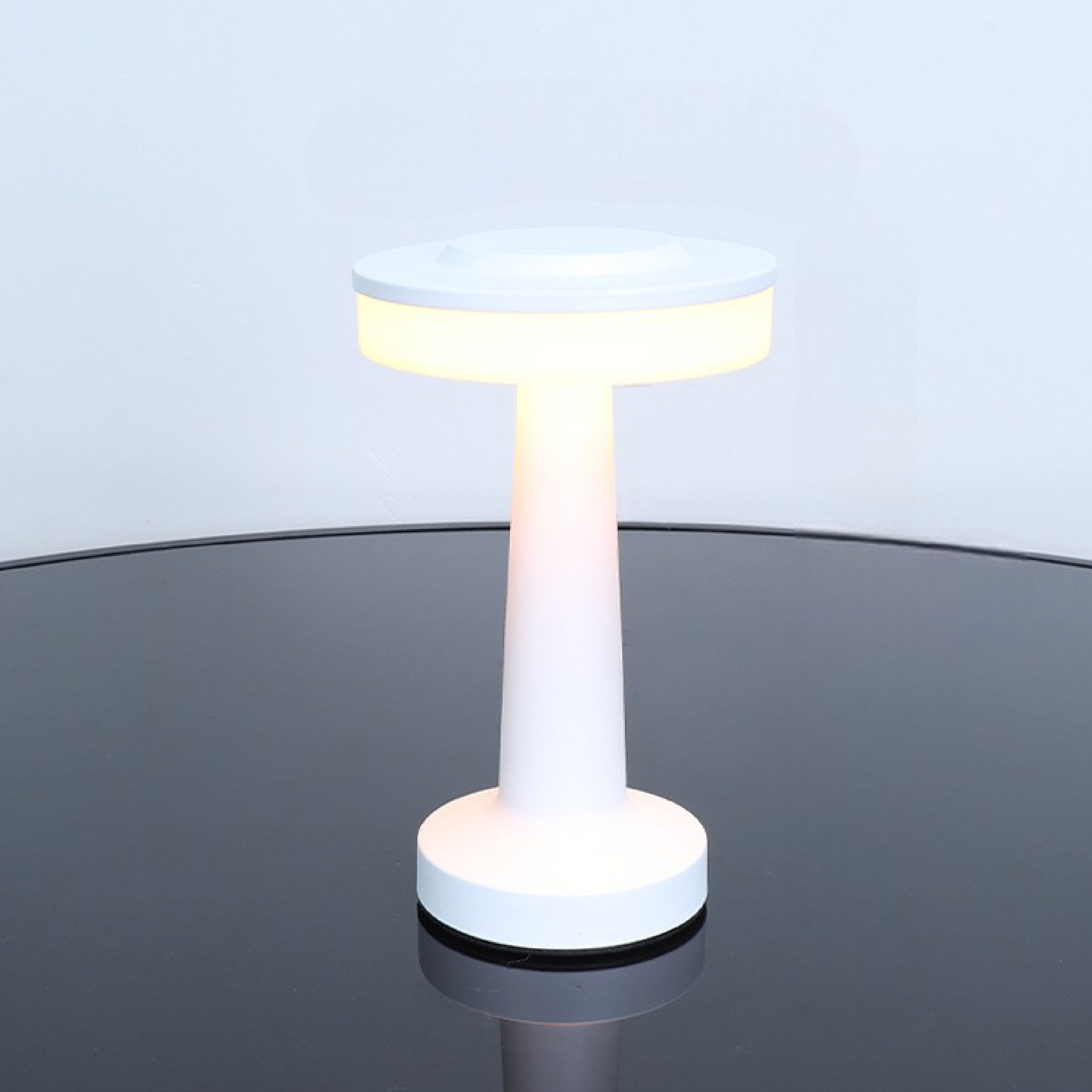 Moderne metal bordlampe, elegant dekorativ belysning | Lersk