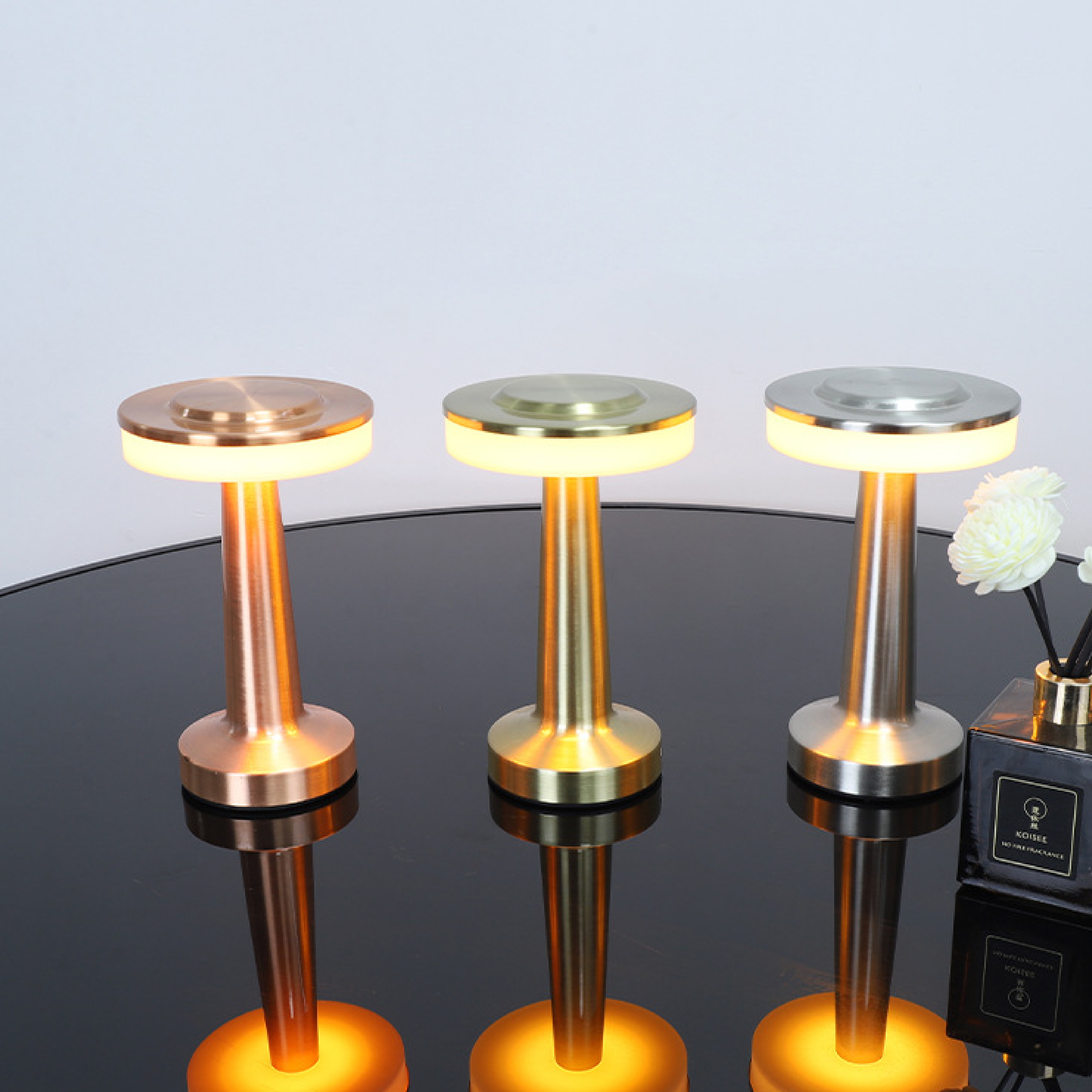 Moderne metal bordlampe, elegant dekorativ belysning | Lersk