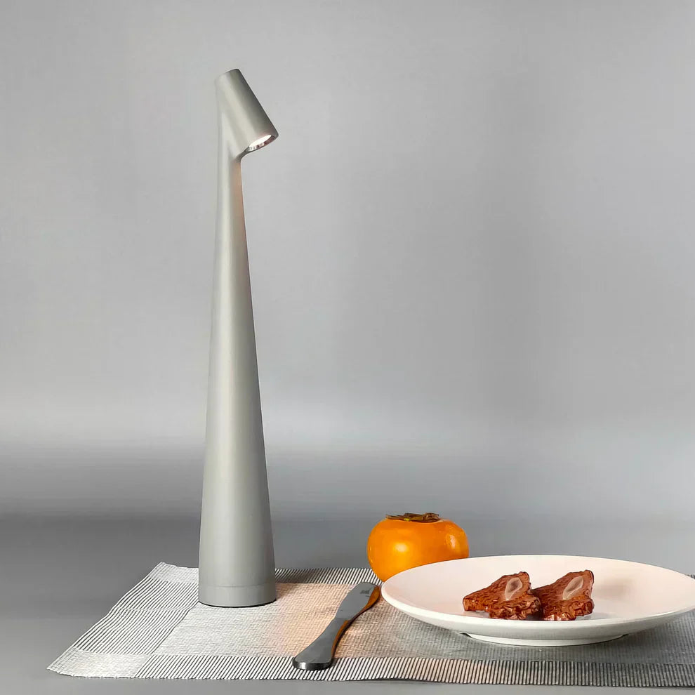 Nordisk minimalistisk ledningsfri bordlampe til hyggelig læsning og stemningsbelysning | Lersk