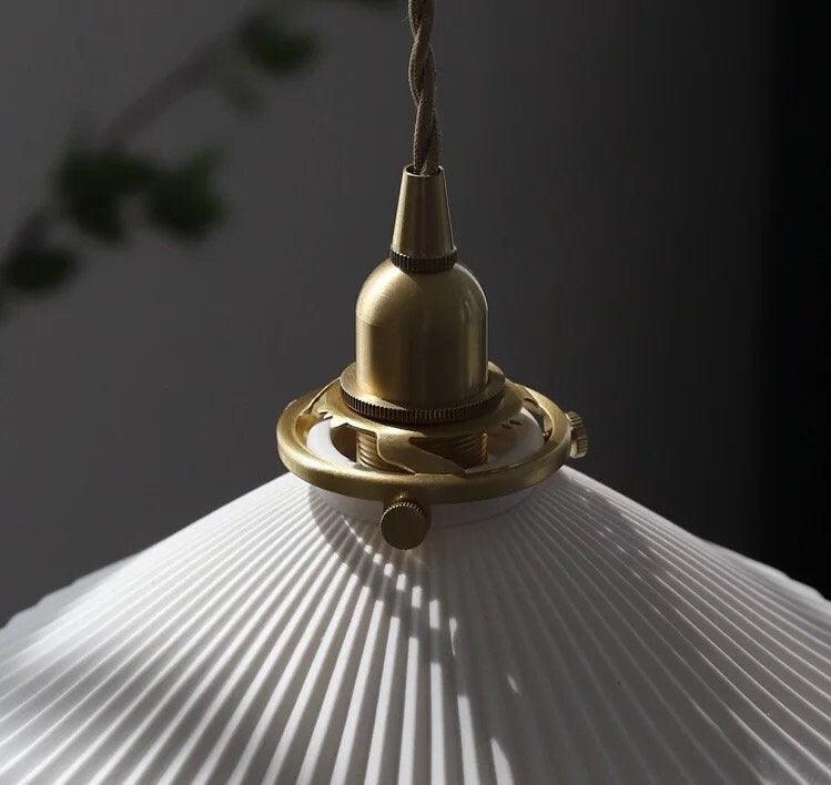 Kiyomi | Lámpara colgante japonesa de cerámica con forma de sombrero plisado con bombilla LED incluida | Lersk
