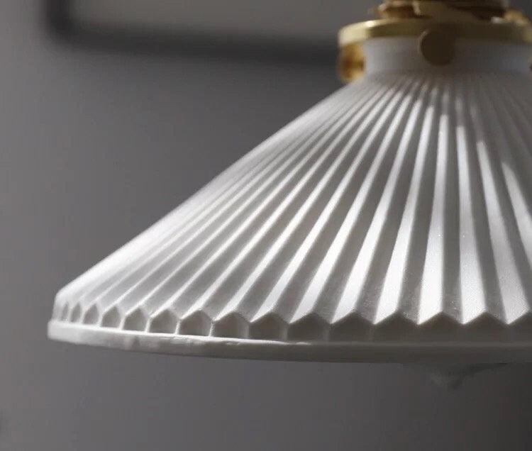 Kiyomi | Lámpara colgante japonesa de cerámica con forma de sombrero plisado con bombilla LED incluida | Lersk