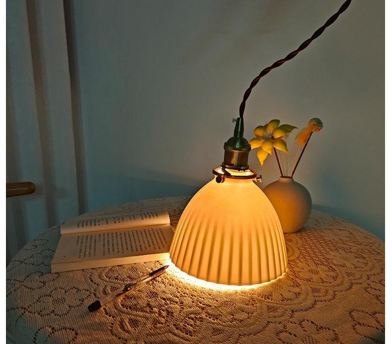 Kazumi | Żebrowana ceramiczna lampa wisząca LED w kształcie japońskiej plisowanej filiżanki, żarówka w zestawie | Lersk